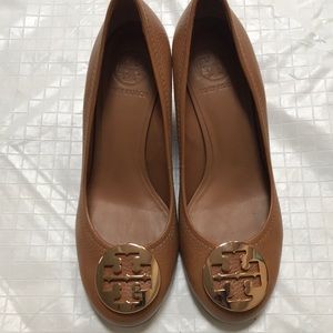 Tory Burch Tan Leather wedge shoes pumps Gold logo